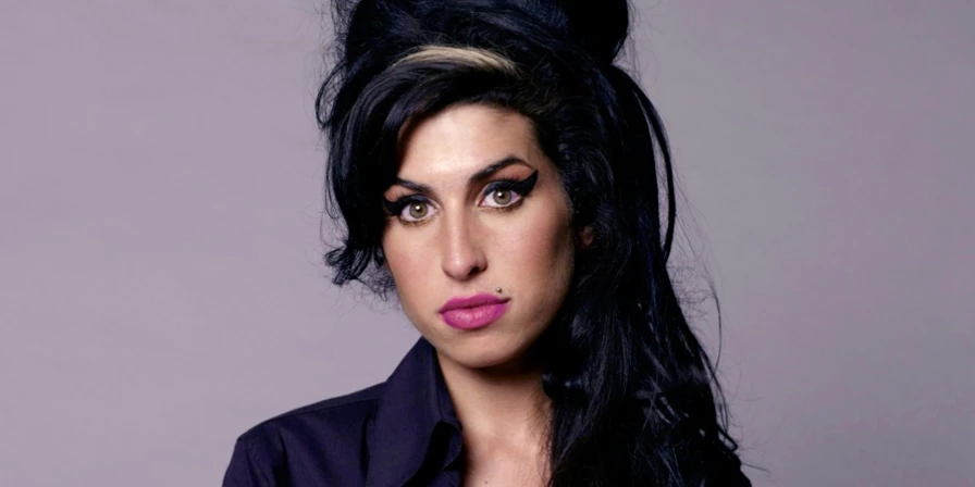 my Winehouse morreu aos 27 anos por intoxicação alcoólica em sua casa de Londres, em julho de 2011.
