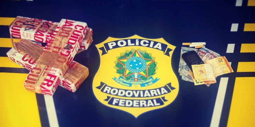 Após averiguação, foi encontrado com o suspeito, três tabletes de maconha, pesando, aproximadamente, 1,996 km da droga.