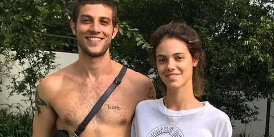 Os atores Chay Suede e Laura Neiva estão “grávidos” e à espera do segundo filho.