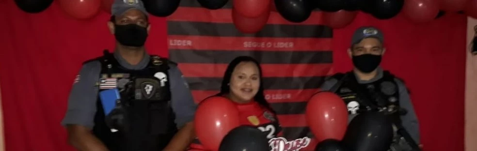 Deyse Elayne, que é fã da Polícia Militar do Maranhão (PM-MA) e sonha em fazer parte da corporação, foi surpreendida com a presença de três policiais que atuam na região.(Foto: Divulgação/Polícia Militar)
