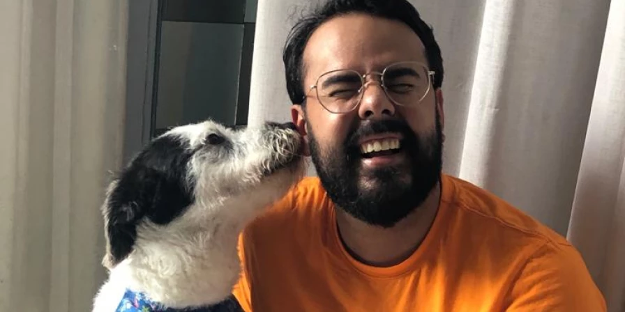 Jornalista Paulo Rodrigo e seu pet.