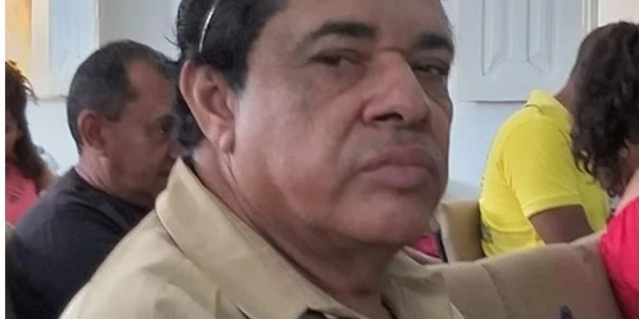 Francisco Sales Costa Sousa tomava café dentro do barraco de terra batida, onde vivia, quando foi morto pelas costas, com dois tiros na cabeça.