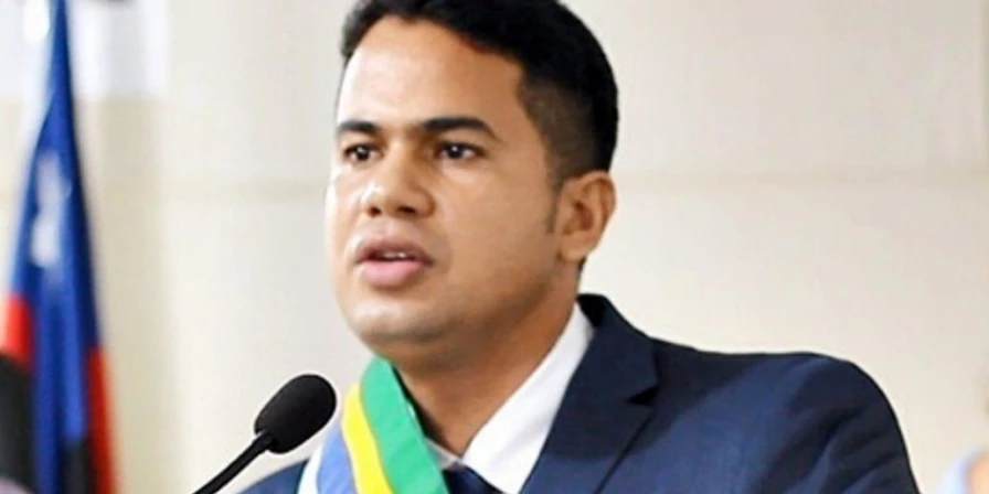 Prefeito teria nomeado funcionária fantasma