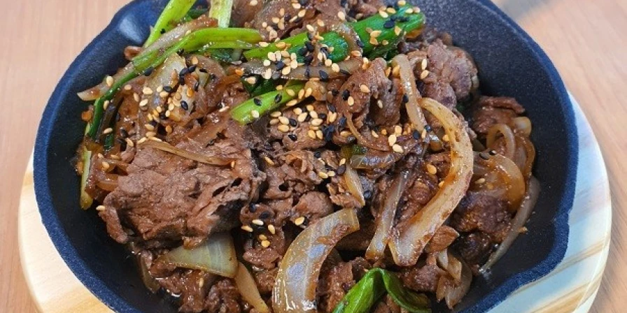 Carne frita acebolada.