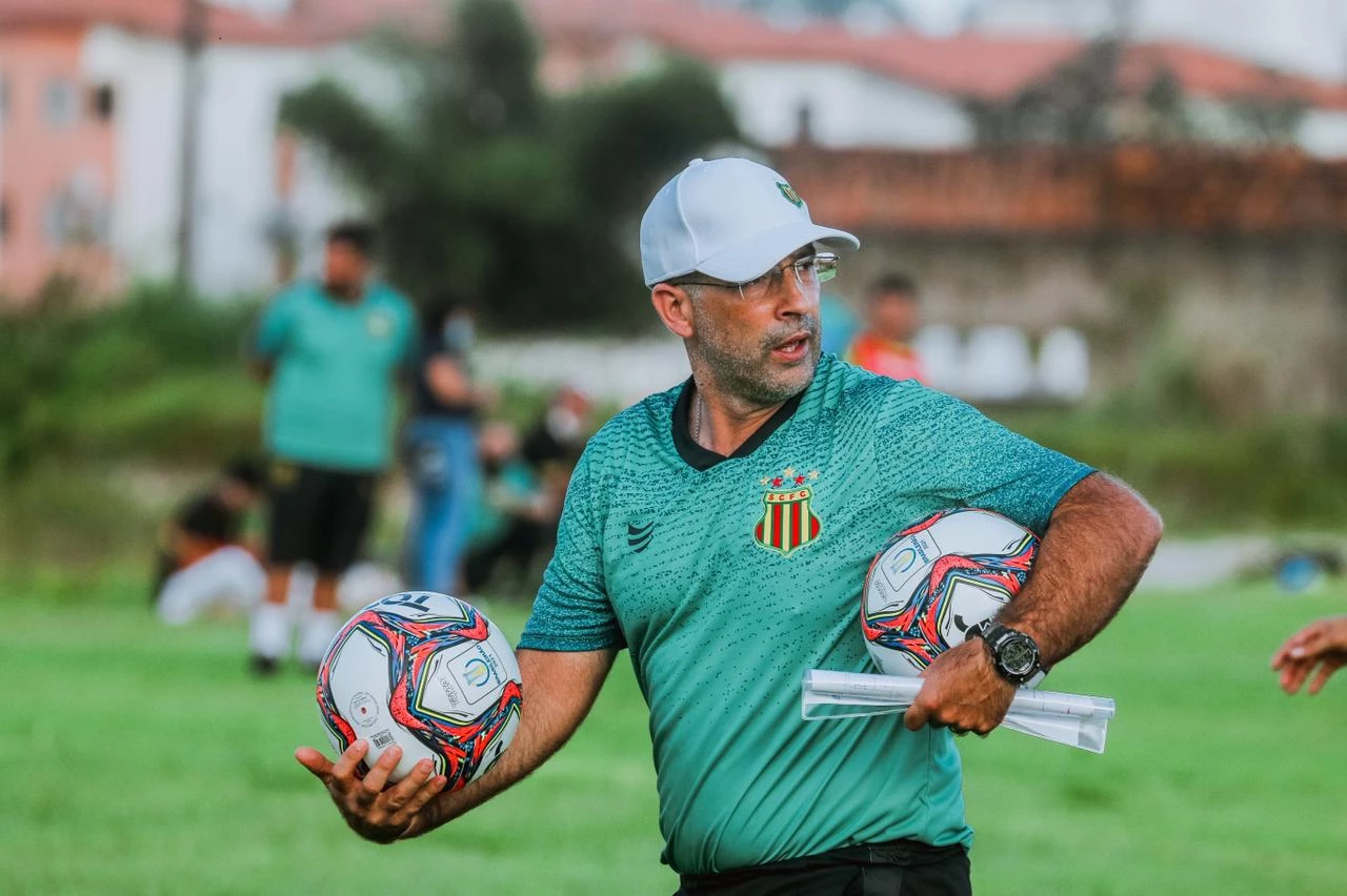 Daniel Neri não é mais treinador do Sampaio.