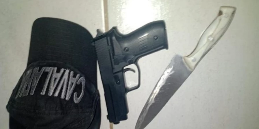 Os policiais apreenderem um simulacro de arma de fogo e uma faca do tipo peixeira.