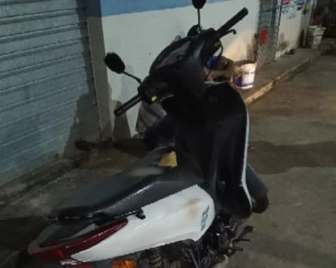 Motocicleta roubada apreendida com os suspeitos. (Foto: Divulgação / Polícia Militar)