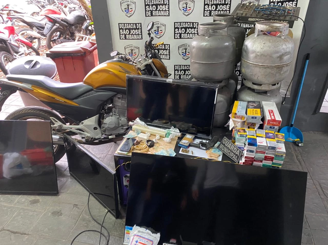 Material apreendido pelos policiais na operação 'Zodíaco'. (Foto: Divulgação / Polícia Civil)
