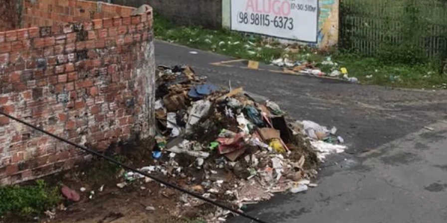 Segundo moradores, descarte de lixo é constante no local.