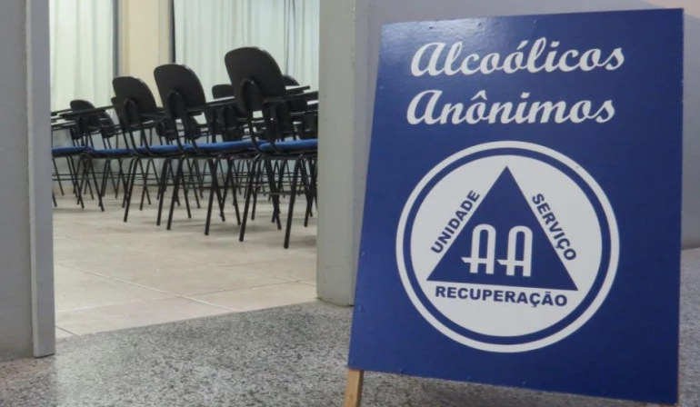 Histórias se cruzam em unidades dos Alcoólicos Anônimos (AA).