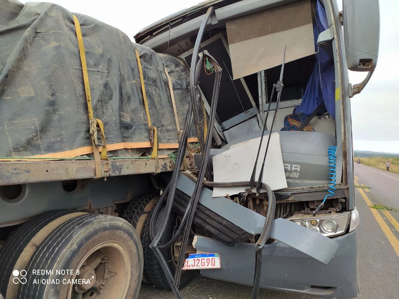 Ônibus colidiu com a traseira da carreta. (Foto: Divulgação / PRF)