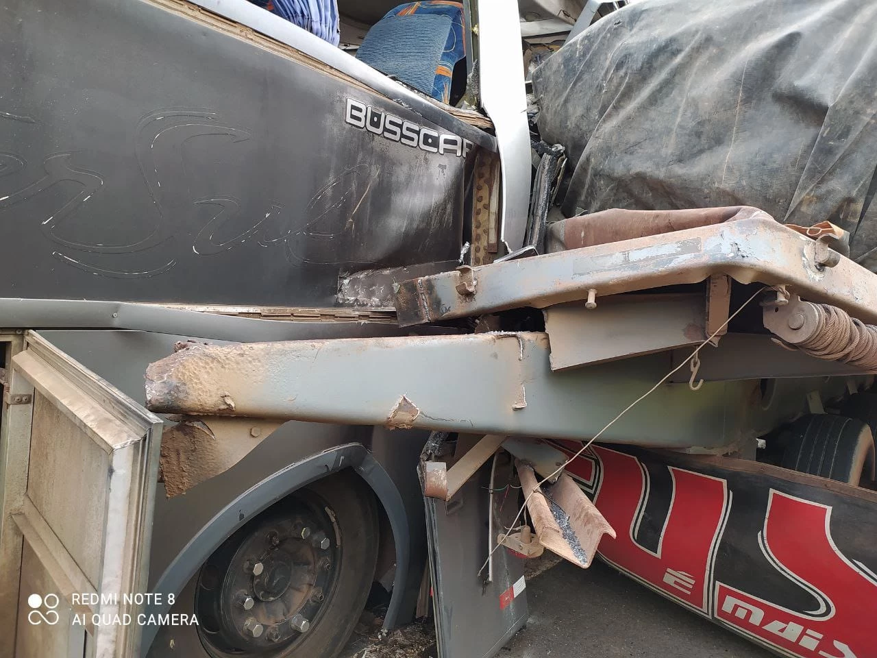 Parte frontal do ônibus ficou completamente destruída com o impacto. (Foto: Divulgação / PRF)