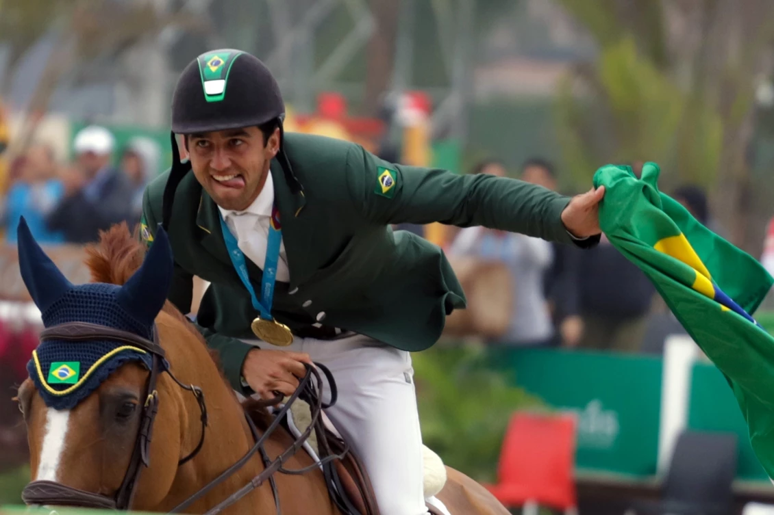Marlon Zanotelli briga por medalha no hipismo