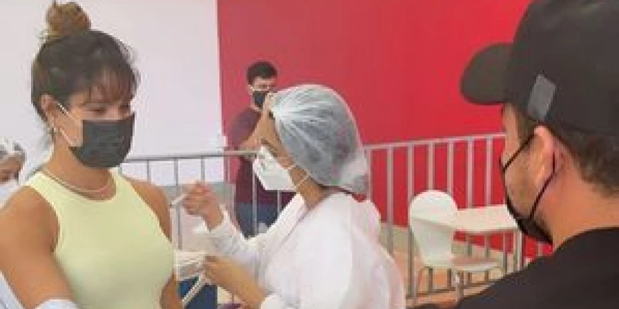 Cantor, de 32 anos, afirmou que sua esposa se imunizou com vacina da ‘xepa’.