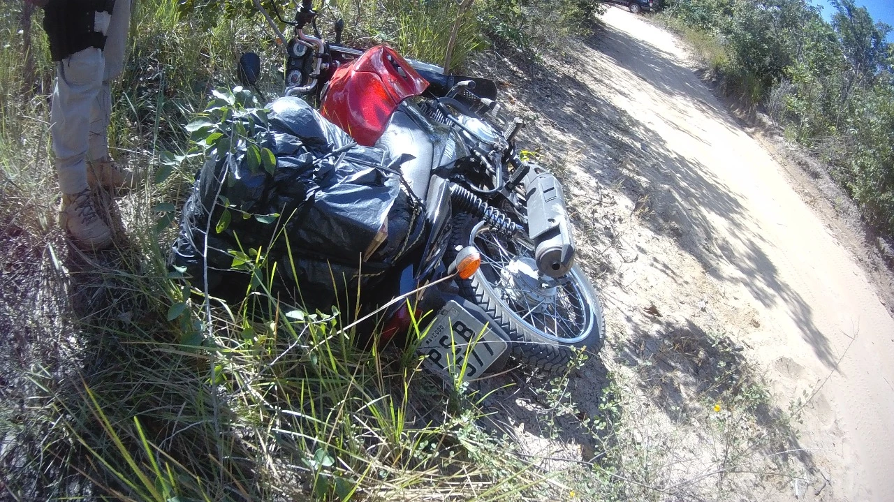 A motocicleta roubada foi recolhida e levada para o pátio situado na Sede da Delegacia da PRF em Caxias. / Foto: Divulgação/PRF-MA
