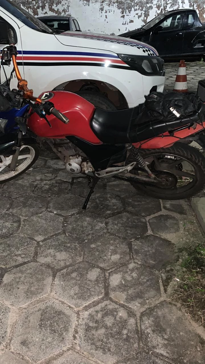 Moto apreendida com homem preso por roubo. / Foto: Divulgação/22º BPM.