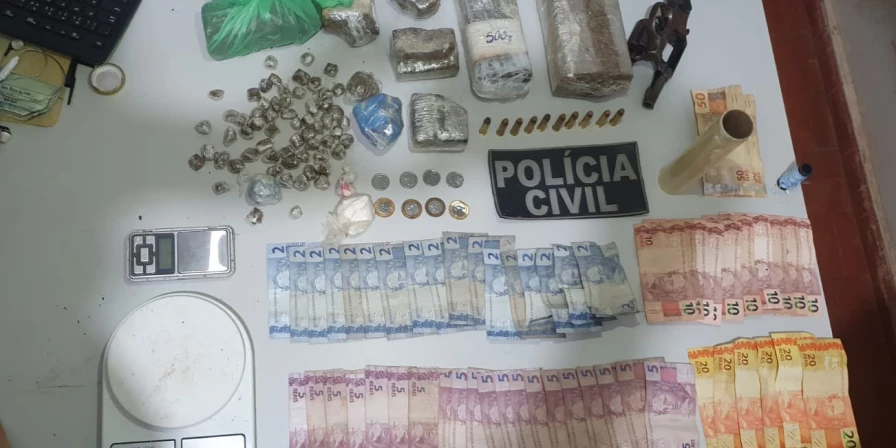 O adolescente foi localizado em uma residência no bairro Santa Maria e, no interior do imóvel, os policiais apreenderam drogas e uma arma de fogo.