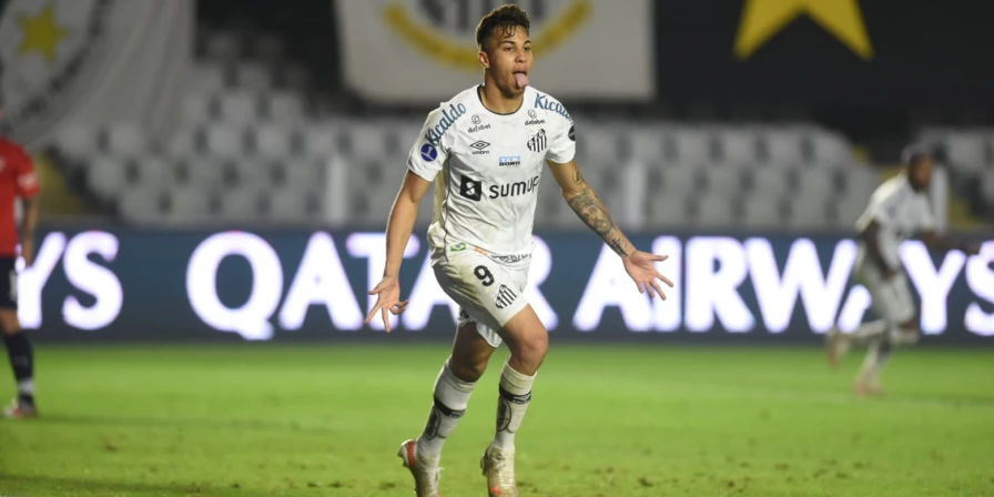 Kaio Jorge garantiu a vitória do Santos sobre o Independiente.