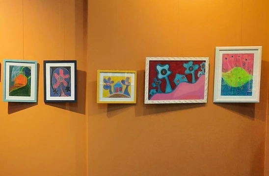 s quadros de desenho e pintura, em geral coloridos, em estilo figurativo/abstrato, foram feitos nas técnicas acrílica sobre tela. Foto: Divulgação / MP-MA.