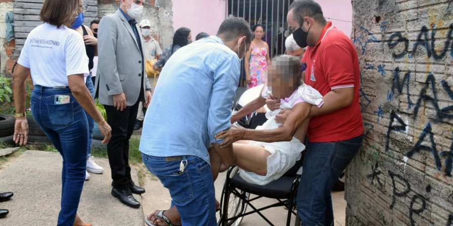 Idosa foi resgatada dentro de casa em situação insalubre no Angelim.