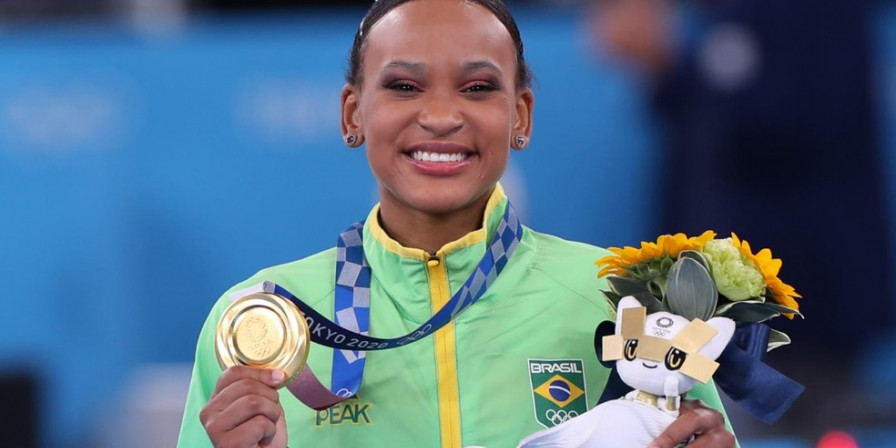 A ginasta Rebeca Andrade foi a primeira atleta na categoria a conquistar a medalha de prata na modalidade individual geral e ouro no salto. (Foto: Ricardo Bufolin/ Panamerica Press/ CBG)
