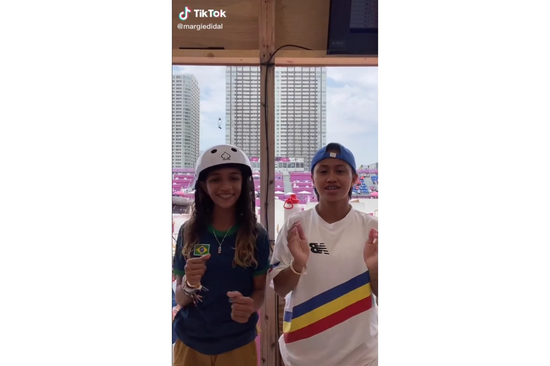 Rayssa Leal e a skatista filipina Margielyn Didal se divertindo no Tik Tok