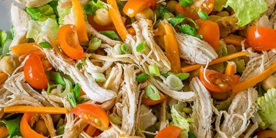 Receita de salada fit com frango desfiado.