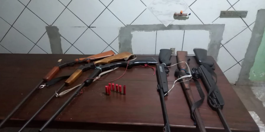 Armas apreendidas com o suspeito.