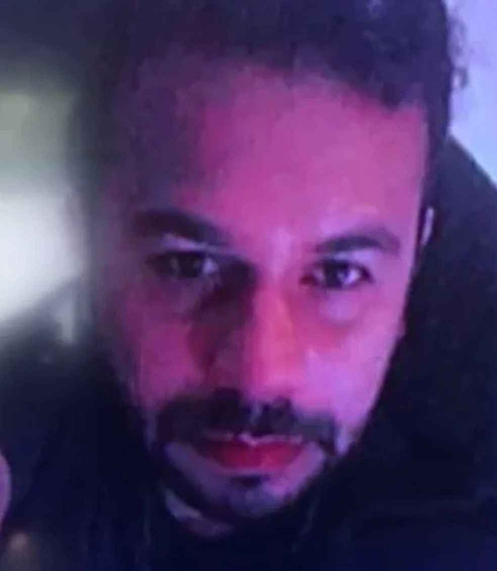 Ricardo Barbalho aparece nas imagens que registraram o crime levando o soldado da PM, Adonias Sadda, para tirar satisfação com a vítima. (Foto: Divulgação)