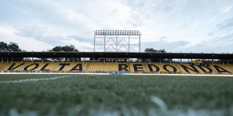 No duelo de rubro-negros, as duas equipes vivem situações distintas na competição.