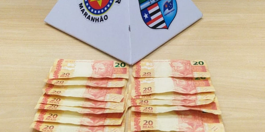 Cédulas falsas de dinheiro apreendidas.