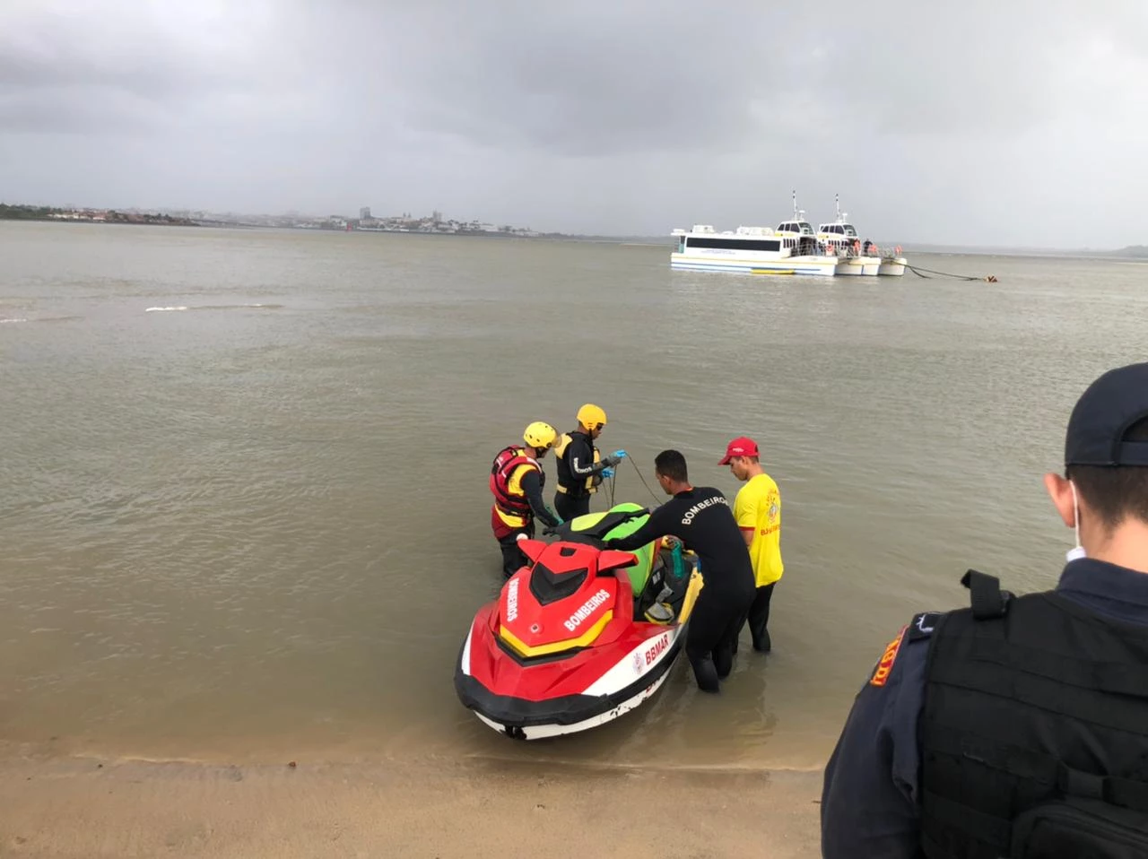 O corpo de Matheus Alvares foi encontrado boiando no Espigão Costeiro da Ponta d'Areia. / Foto: Divulgação/BBMar.