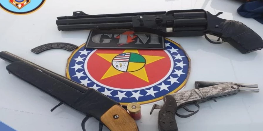 Armas de fogo apreendidas na ação policial.