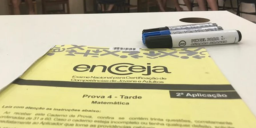 O Encceja é gratuito para quem não faltou a alguma edição anterior, ou para quem faltou, mas conseguiu justificar a ausência.