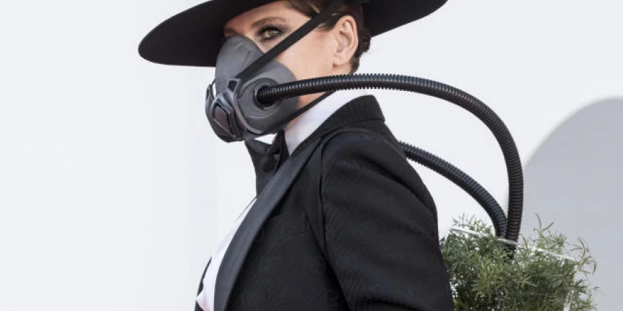 Além de chamar atenção com o look bem peculiar, a atriz tem um filme aprovado no Festival. O