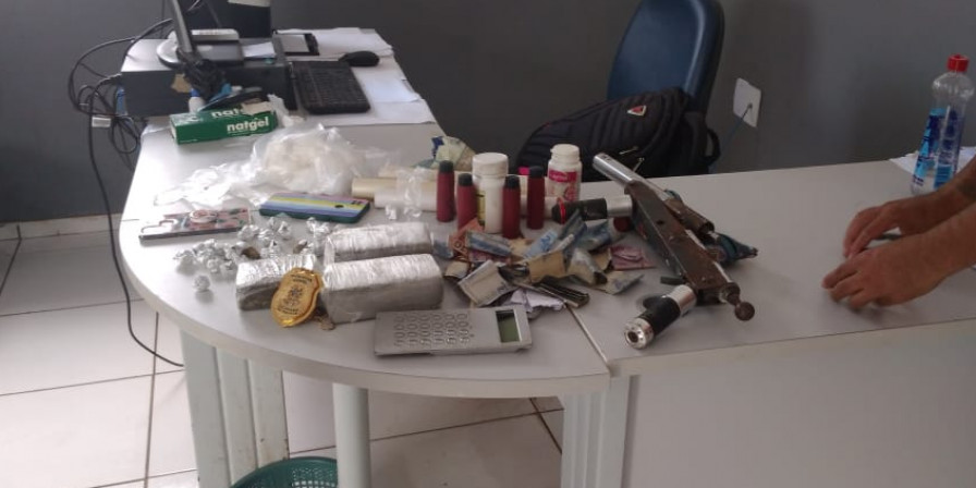 No imóvel, foi apreendida uma considerável quantidade de maconha prensada, balança de precisão, arma de fogo e munições em poder deste casal e de um filho da investigada. (Foto: Divulgação/Polícia Civil do Maranhão)