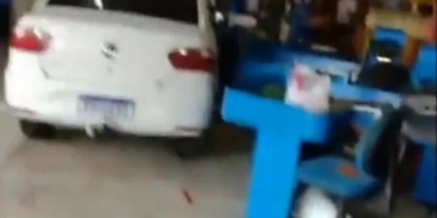 Veículo atingiu algumas mercadorias do supermercado.