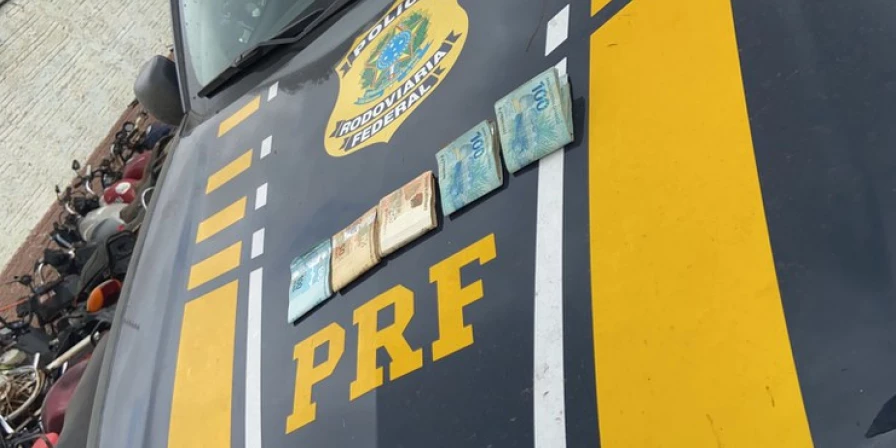 Dentro do caminhão a PRF encontrou R$ 5 mil em espécie.