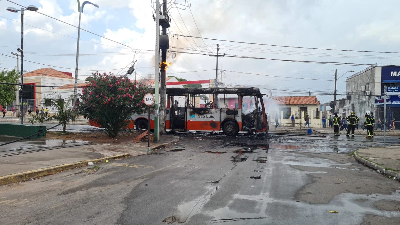 Ônibus pegou fogo no bairro Monte Castelo. Foto: Camila Marques/TV Mirante.