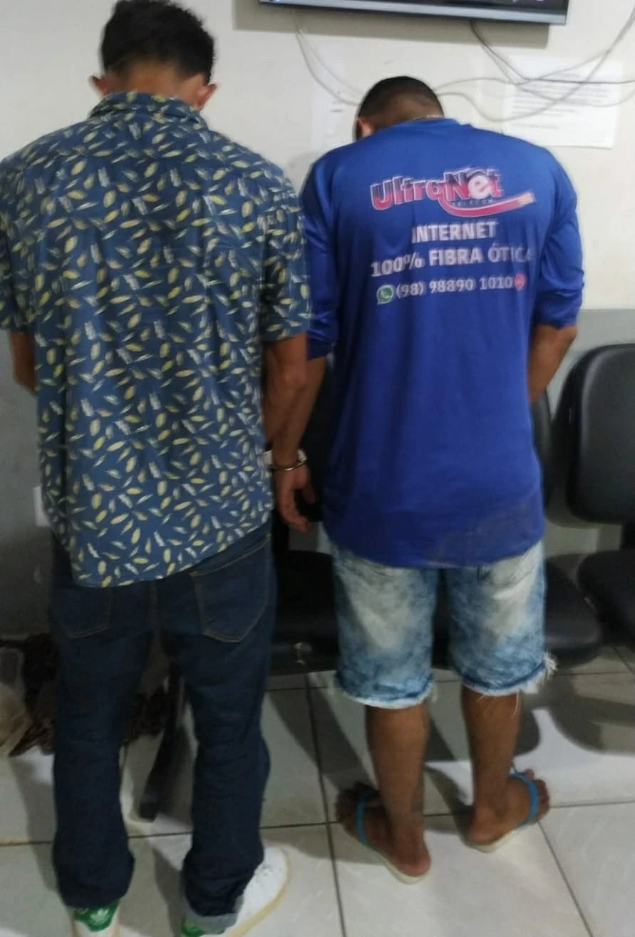 Dupla presa suspeita de assalto a van. Foto: Divulgação/PMMA.