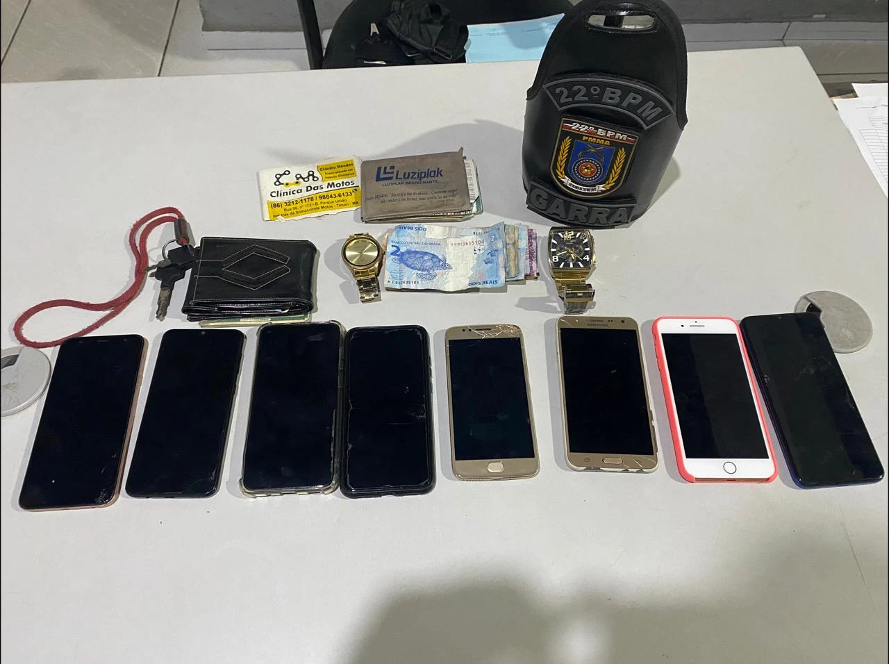 Celulares encontrados com os suspeitos. Foto: Divulgação/PMMA.