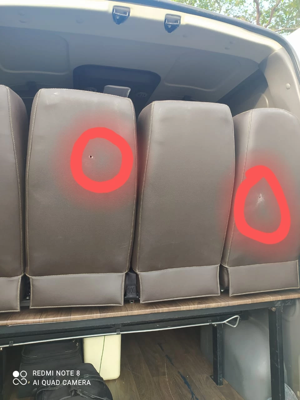 Disparos acertaram algumas poltronas da van. (Foto: Divulgação / PRF)