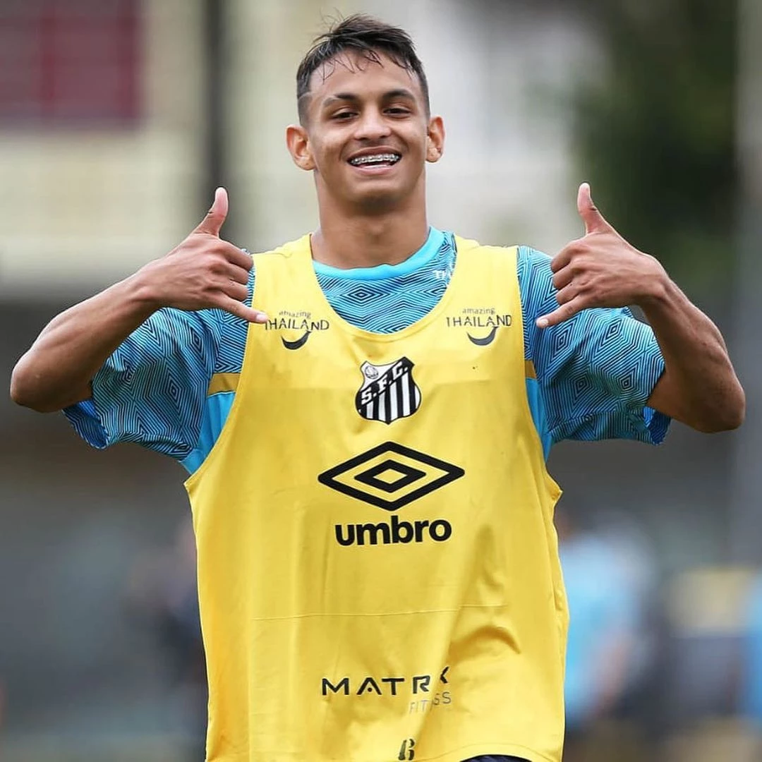 Natural de Presidente Dutra, município distante 353 km de São Luís, atualmente Weslley Patati é meia do Santos Futebol Clube. (Foto: Reprodução / Rede Social)