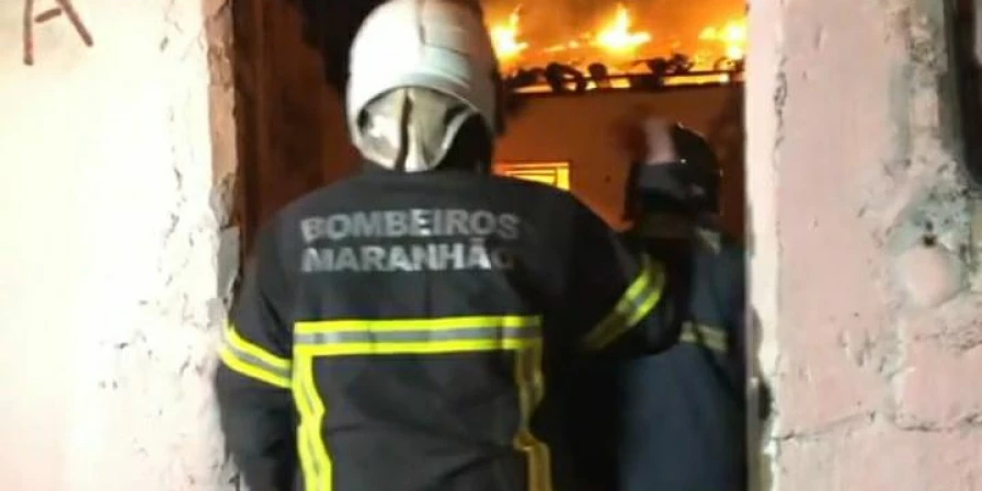 A guarnição fez o combate usando uma linha de mangueira.