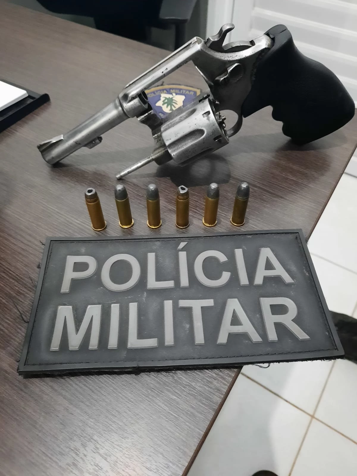 Revólver apreendido com o envolvido. Foto: Divulgação/PMMA
