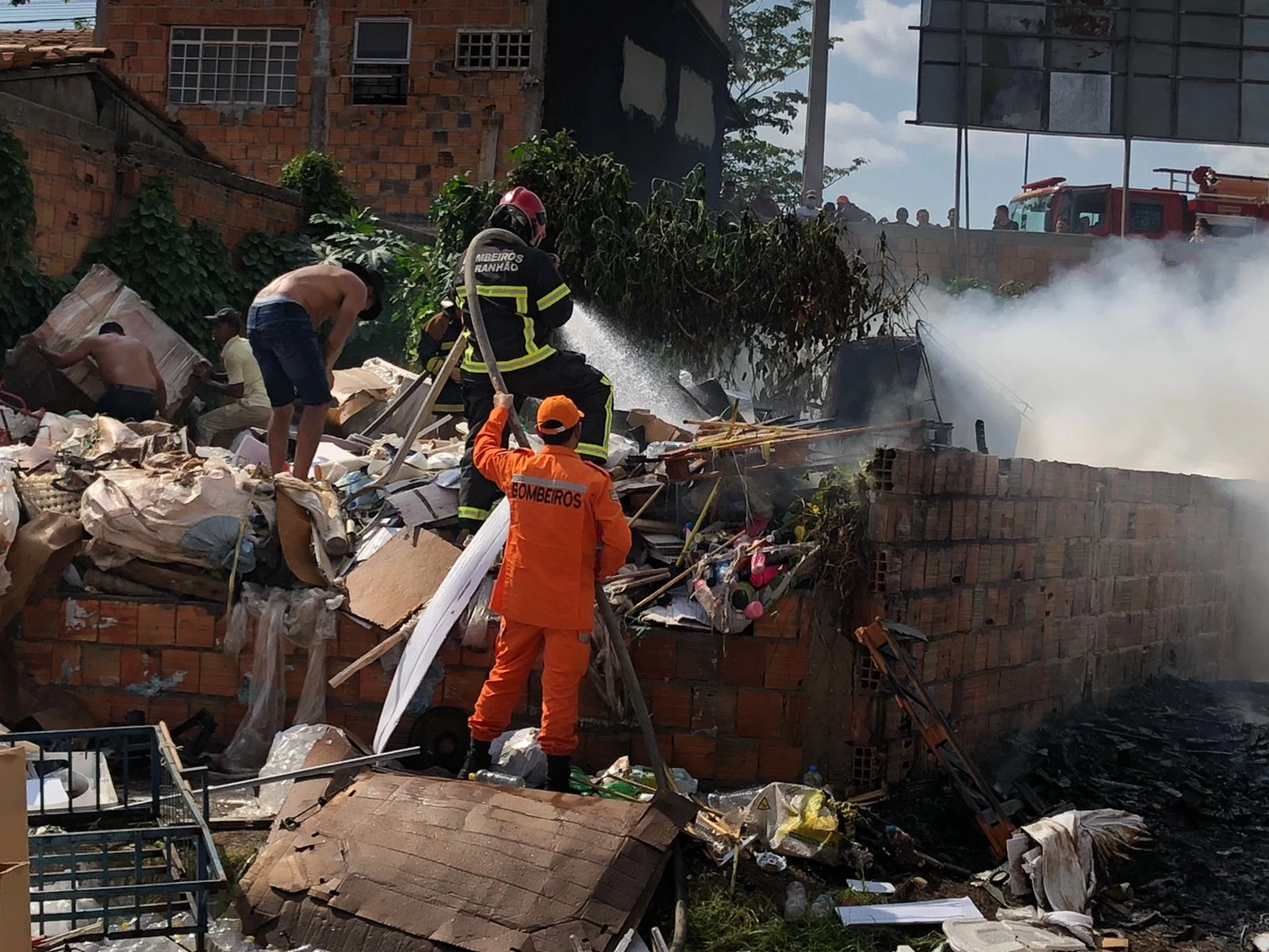 Bombeiros continuam no local. Não há informações sobre feridos. (Foto: Divulgação/ Corpo de Bombeiros))