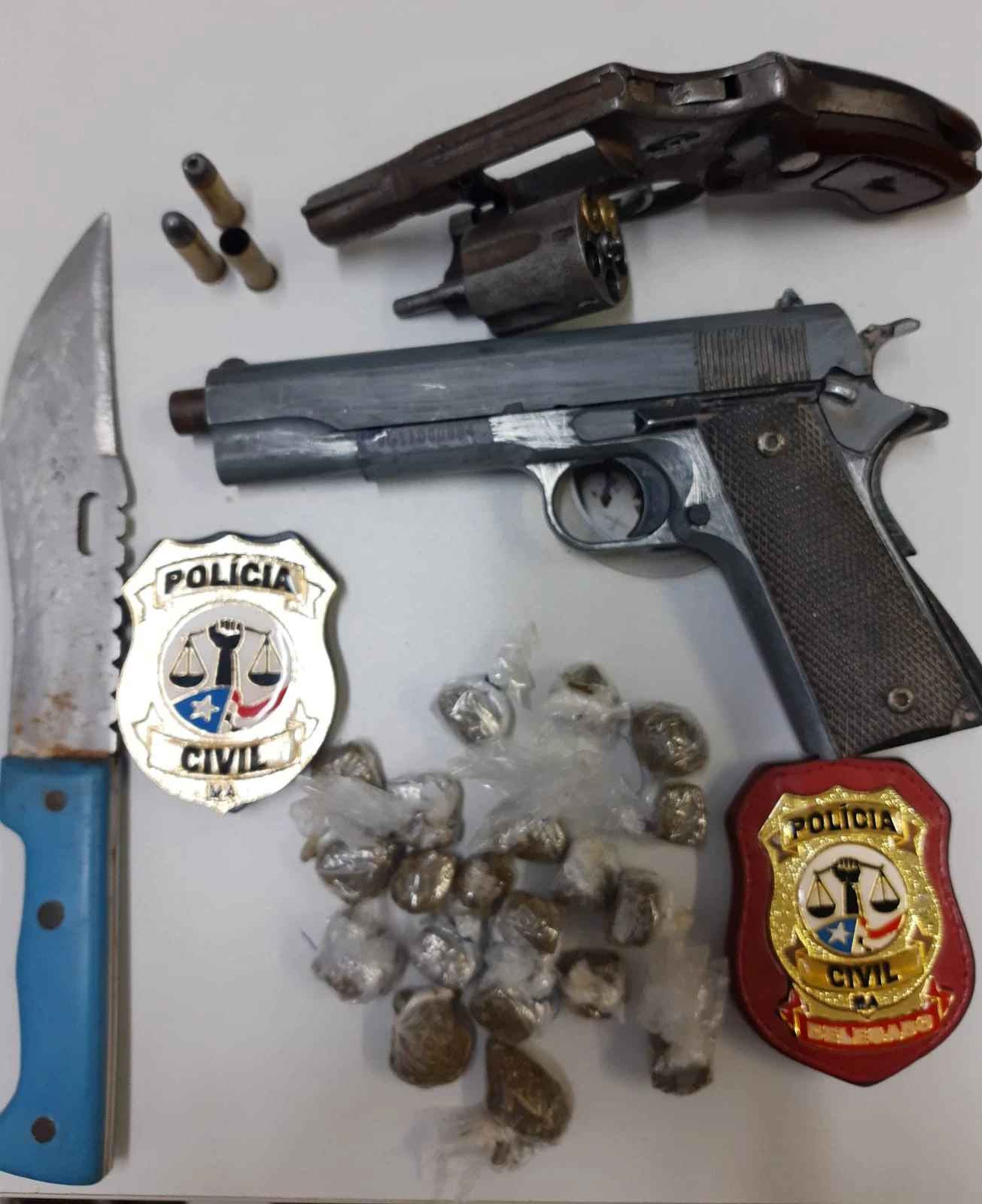 A equipe da Polícia Civil entrou no imóvel e encontrou várias peças de outras motocicletas, além de armas utilizadas nos assaltos e ainda diversas porções de maconha. / Foto: Divulgação/Polícia Civil do Maranhão.