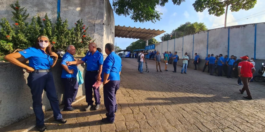 Rodoviários se concentram na porta da Ratrans.