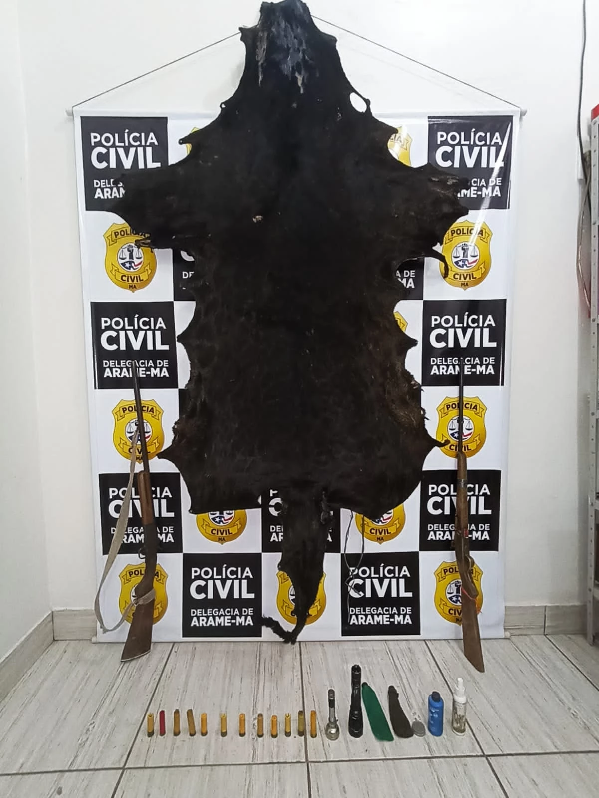 Polícia apreendeu, com o suspeito, o couro do animal e material de caça. Foto: Divulgação/Polícia Civil.