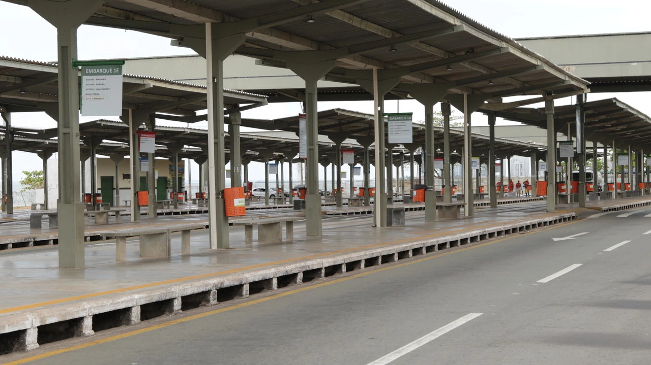 Terminal de integração da Praia Grande, no Centro de São Luís, totalmente vazio por causa da paralisação dos rodoviários.